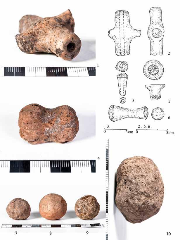 A Gáva-kultúra települése Köröm-Kápolna-dombon 101 58. kép. 1 10. Köröm-Kápolna-domb. Amulett, spulnik, agyaggolyók. (Ltsz.99.36. szerint, zárójelben az obj. számok: 1 2. 1584 (20); 3. 3015 (46); 4.