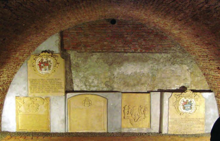 Titlu articol 89 Fig. 4 - Cripta vremea lui Barlabásy. În subsolul bisericii se aflã o criptã, având cinci pietre de mormânt, sculptate, zidite în fundul criptei 13 (fig. 4).