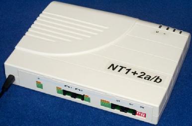 ISDN BRA NT BRA NT=NT1+NT2 De ennél a gyakorlatban sokszor több: S0 busz, de sokszor S interfész(ek) az ISDN végber.