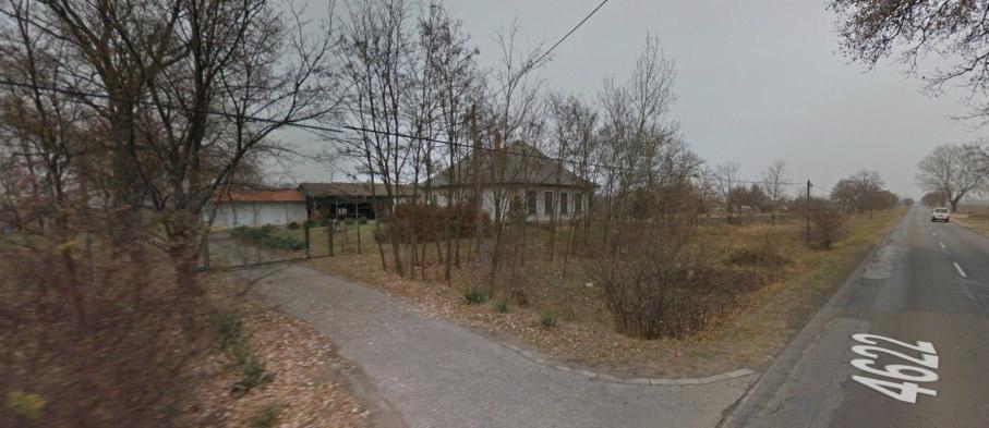 között, szelvényezés szerinti bal oldalon, padkába