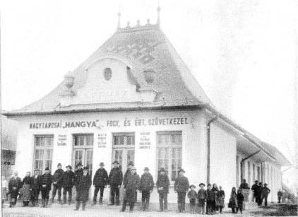 A "Hangya" Fogyasztási Szövetkezet székháza 1924-ben épült fel a Rákóczi utcában.