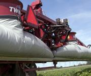TWIN FORCE A világ legjobb permetezőrendszere segítséget nyújt Önnek ahhoz, hogy akár 30%-kal csökkentse a növényvédőszer-költségeket, valamint nagyobb sebességgel és kisebb elsodródással