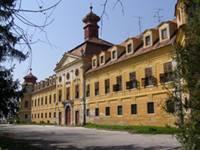 5.7. Pamiatky Barokový kaštieľ z 18.storočia Najvýznamnejšou kultúrnou pamiatkou je barokový kaštieľ, jeden z najväčších na Slovensku zo začiatku 18.