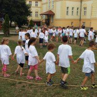 A hét során változatos programban volt tanulóinknak része: volt ugrálóvár és trambulin, floorball bemutató, rendőrségi ügyességi verseny, a dalos kedvűeknek karaoke a