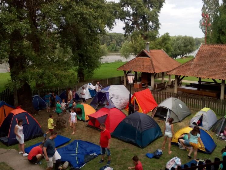 Első nap a táborban Hétfőn 17 órakor érkeztünk meg a Pedagógus Egyesület Tisza táborába. Aki sátrat állított már előbb jött.