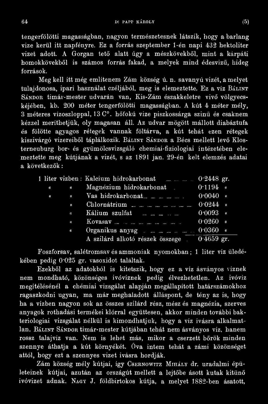 Az udvar mögött mállott diabáztufa és fölötte agyagos rétegek vannak föltárva, a kút tehát ezen rétegek kiszivárgó vízereiből táplálkozik.