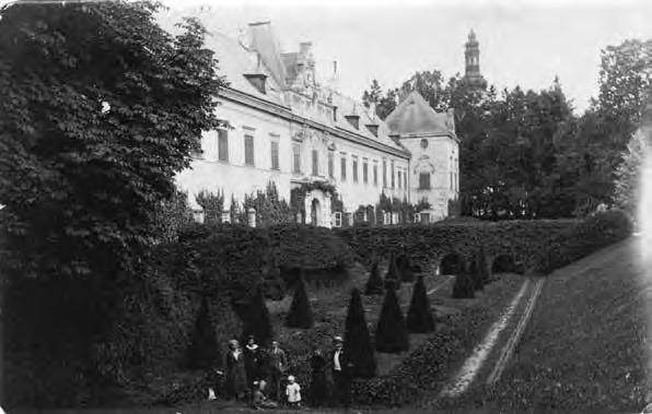 Vo veľkej záhrade (G) stáli dva skleníky (H), domy lesmajstra (I), stolára (L) a záhradníka (M) a tiež dve studne s dobrou vodou do kúpeľa (N). Barokovú záhradu na pláne tvoria tri základné celky.