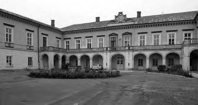 Historický park vo Voderadoch ako prinavrátiť jeho dávnu noblesu ALEXANDRA JAKABŠICOVÁ TOMÁŠ JANURA Nádvorie kaštieľa. Foto: A. Jakabšicová, archív KPÚ Trnava, 2009.