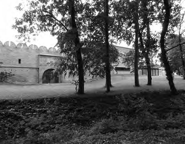 Romantická zrúcanina po prestavbe na rodinné sídlo. Foto: A. Jakabšicová, archív KPÚ Trnava, 2017. Torzo akvaduktu. Foto: A. Jakabšicová, archív KPÚ Trnava, 2017. Vyschnutý prívodný kanál do jazera.