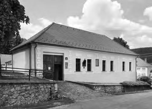 Udalosť, ktorá postupne iniciovala vznik reformovaných cirkví na Účastníci konferencie na Bradle. Foto: archív autorky. Pamätná evanjelická fara, rodný dom M. R. Štefánika v Košariskách. Foto: P.