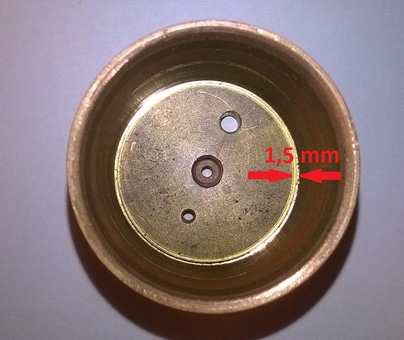 Az a vonal, amit ebben a pontban elmetsz, a T E 011 és T M 111 módushoz tartozik, tehát valóban egy degenerált módus jelenik meg a spektrumban 10,96 GHz-en.