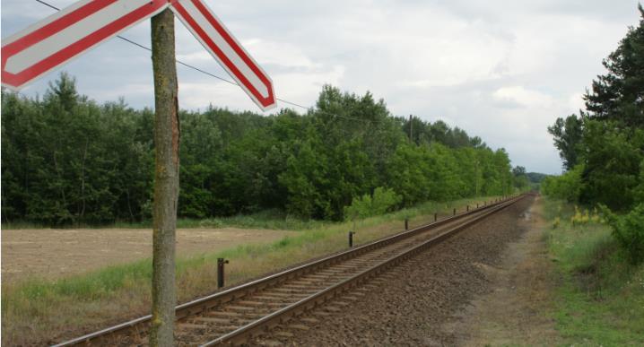 ) KM rendeletben előírtak szerinti, csökkentett rálátási háromszögre előírt távolságok szerint biztosított. 1.