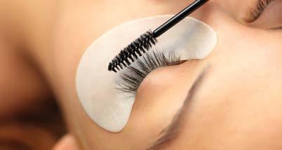 A Makeup Remover Tissue kendővel a szempillákról és a szemhéjról a sminkmaradványokat,
