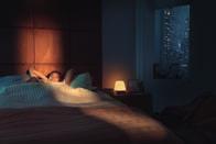természetes fény utánzásával. Az ébresztő fények sokkal kellemesebbek, mint az ébresztő óra hangja. Lefekvéskor a lágy, meleg LED fény segít a testnek ellazulni és felkészülni a pihentető alvásra.