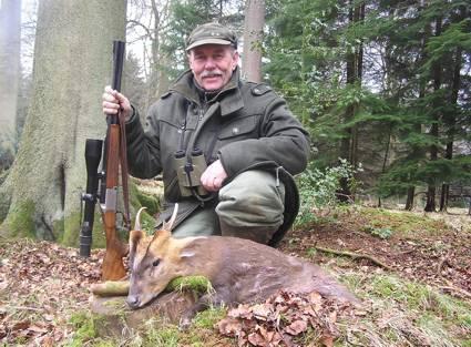 2 A kombinált vadászatnál reggel és este általában muntjákra, napközben pedig víziőzre vadászunk.