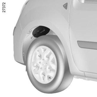FÉNYSZÓRÓK: izzócsere (2/2) A 5 4 Első helyzetjelző lámpák Nyissa ki a kerékjárati lemez alatt található fedelet A. A fedélhez könnyebben hozzáférhet, ha elmozdítja a kereket a gépkocsi belseje felé.