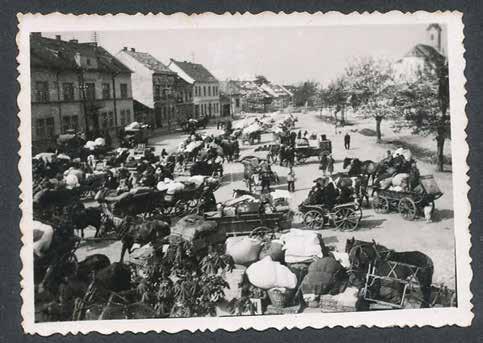 SENČAN apríl 2017 SPEKTRUM/INZERCIA 7 Deportácie Židov zo Senca do Bodóháza (dnešná časť Kráľovej pri Senci) zo dňa 10. mája 1944. Na zadnej strane fotky dobové poznámky zrejme samotného fotografa.