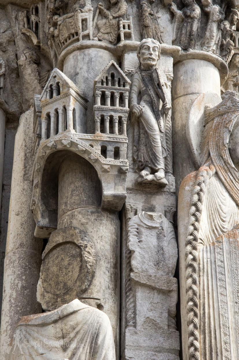 Chartres Szemöldökgerenda: 12 apostol bélletívek: 24 vén Oszlopszobrok: Ószövetség