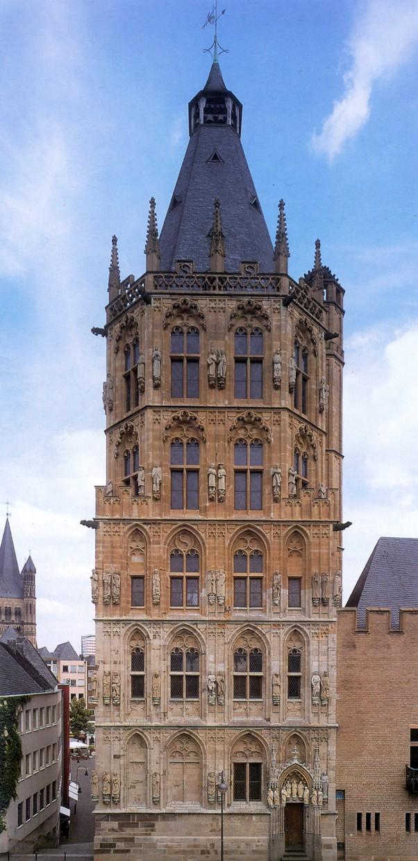 Kölni városháza egyházi építészet formai elemei: csúcsíves fülkék, kőkeresztes ablakok torony szintjei: legalsó