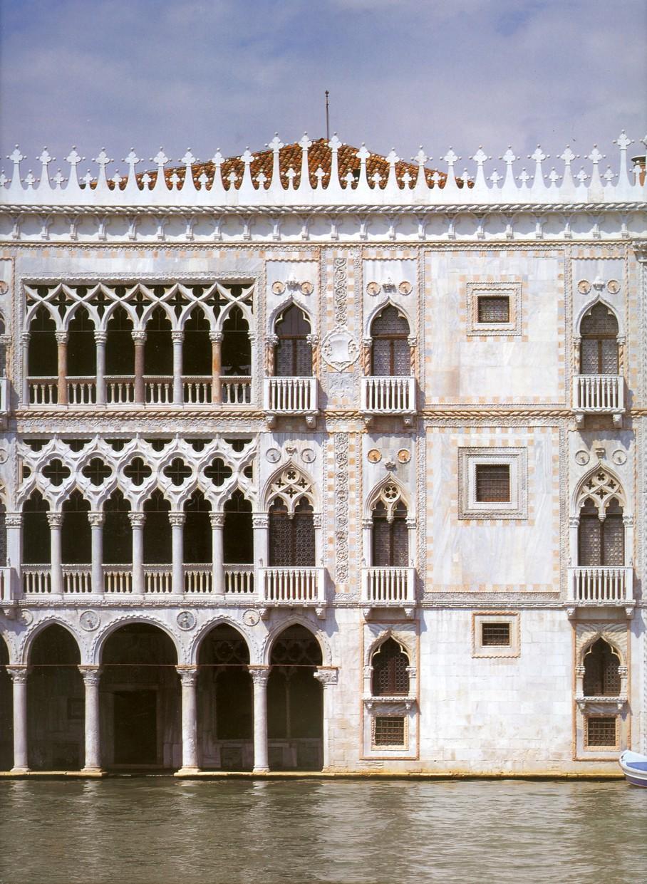 Ca d'oro sajátos palotatípus víz felé komponált Palazzo Mario Contarini hármas