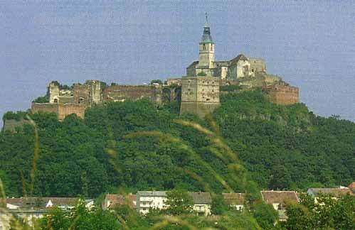 Németújvár (Güssing) épületrégészeti megfigyelések az elővárban 27 1a. kép: A vár nyugat felől (fotó: Feld István) ki oldalon volt dokumentálható, itt 6 m hosszan és 4 m magasságban figyelhettük meg.
