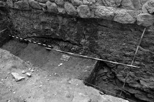 86 Kutatási jelentések 25. kép A Szép-bástya déli fala előtt ásott alapkutató árokban és az attól nyugatra előkerült teherhárító ív egy része (a szerző felvétele) vekből álló felületet találtunk.