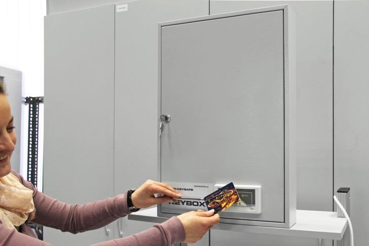 KeyBox Egyterű intelligens tárolószekrény kártyás nyitással. A KeyBox-F Offline, memóriával rendelkező, betanítható eszköz, nem lekérdezhető.