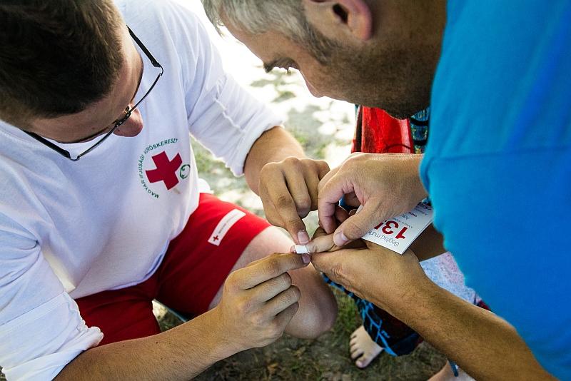 A Magyar Vöröskereszt július 1-jén indította el Balatoni Elsősegélynyújtó Szolgálatát (BESZ) 12 Balaton-parti település 17 strandján.