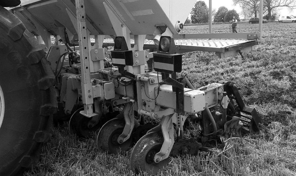 Sávos művelés és vetés (strip-till) Művelés bolygatatlan talajú, tarlómaradványokkal takart esetleg kémiai gyomkorlátozásban részesített tarlón a vetősornál szélesebb sávban (vetést időben megelőzően