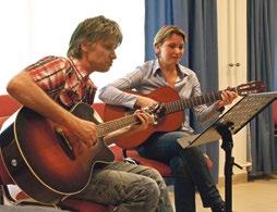 A teadélutánra összesereglett asztaltársaságnak Szegal Anasztázia és Kőrösi Gábor gitárkísérettel orosz dalokat énekelt.