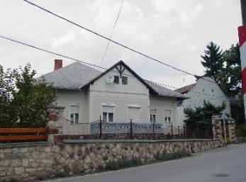Sor 13. Bajcsy Zsilinszky utca 5. 1530 Klasszikus kisvárosi villa, a szimmetriatengelyben kialakított keresztszárnnyal.