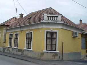 Bajcsy Zsilinszky utca 7. 1531 Nyaralónak használt régi nádfedeles parasztház. Kitűnő, felújított állapotban van, szép a telket kerítő alacsony terméskő fal is.