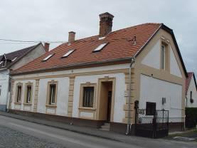 Sor 17. Bajcsy-Zsilinszky utca 16. 1297 Az épület a kisvárosi hajlított házak típusát reprezentálja. Tömege és homlokzatának eredeti tagozatai védendők.