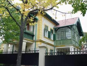Faszerkezetű, zöldre festett verandái különleges értéket képviselnek. Az épületet egészében és részleteiben is eredeti formájában kell megőrizni.
