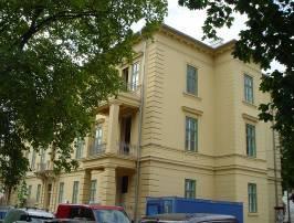 Az épületet mintaszerűen újították fel. Az épület jelenlegi formájában védendő. 68. Kisfaludy Sándor utca 3.