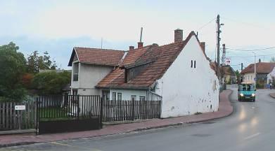 A kép falusi épület oromfala Arács központjának egyedi, jellegzetes eleme. 101. Lóczy Lajos utca 93-95.