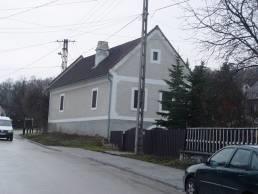Sor 121. Öreghegyi u.45. 2398/9 Az épület a Balaton-felvidéki háztípus jellegzetes példánya, utcaképi szerepe jelentős.