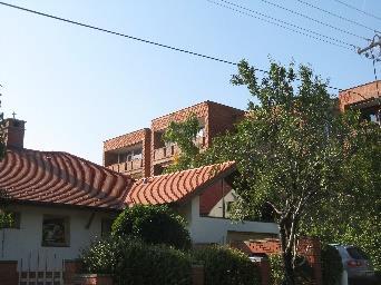 a magastetős, cserépfedésű lakóépületek közé. 165. Móra Ferenc utca 5 2793/4 Társasház funkcionalista építészet jellegzetes példája.