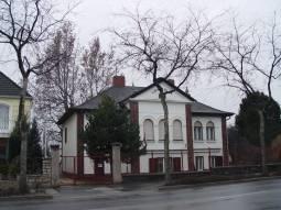 kell alkalmazni. A villa tömege középrizalitos, szimmetrikus formálású.