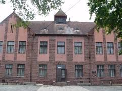 13 Az egykori iskola 1927-1928 között épült. Almádi kővel díszített homlokzatán neoromán stílusjegyek láthatók. Arácsi út 2.
