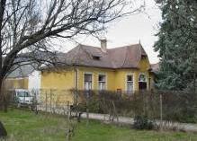 2674 Kedvezően, a nagy forgalmú útvonaltól visszahúzottan telepített földszintes villa, amely a szomszédos hasonló