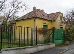 háromtengelyes villa az utca hangulatát befolyásoló