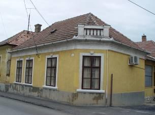 19 Védendő az épület tömege, utcai homlokzati tagozatai és színe. Tetőterének beépítése nem javasolt.