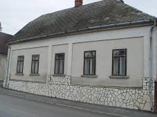 Tetőtéti ablakok létesítése az utca irányába nem javasolt.