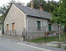 melléképülete.