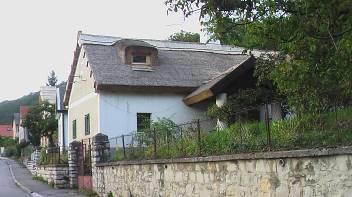 Védendő az épület külső megjelenése (homlokzata, héjazata), valamint a kerítés kőből épült támfala. Béke utca 18.