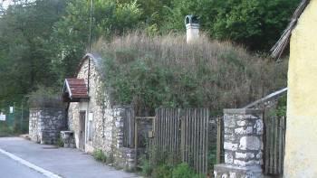 darabja, amelynek elemei - a nyerskő falazata, a