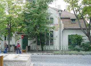 Az épület homlokzata mindkét oldalon háromtengelyes, enyhén kiugró, oromfallal záródó középső rizalittal, a déli homlokzaton tetőtéri szinten kialakított terasszal.