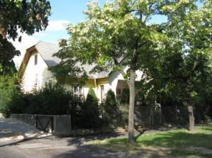 146 A villaépület az utca számos értékes épületeinek sorát gazdagítja.