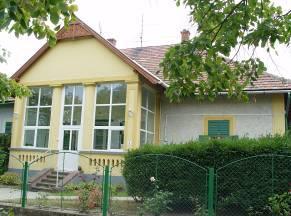 28 A kis villaépület az utca számos értékes épületeinek sorát gazdagítja. Az épület jelenlegi formájában megtartandó.